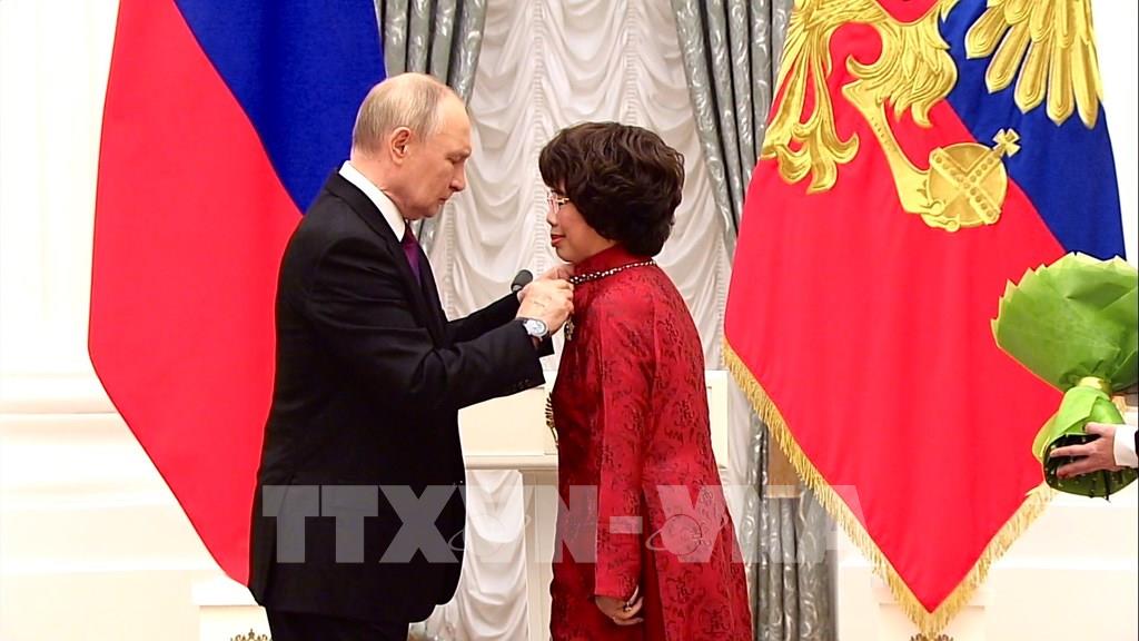 Tong thong Vladimir Putin dich than gan Huan chuong Huu nghi cho Anh hung Lao dong Thai Huong. Anh: TTXVN 