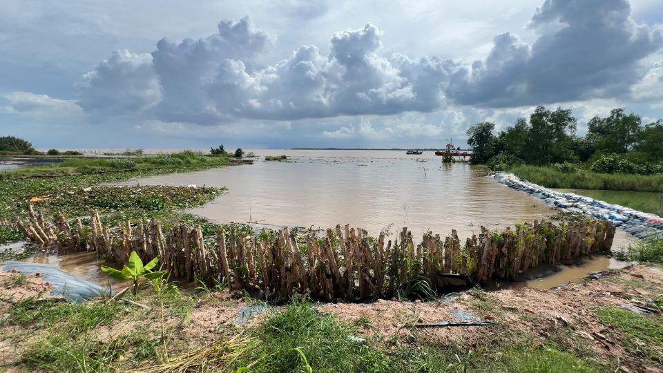 Luc luong dia phuong gia co tam thoi cac doan de bien bi sat lo de han che thiet hai khi trieu cuong dang cao. Anh: Hoang Loc