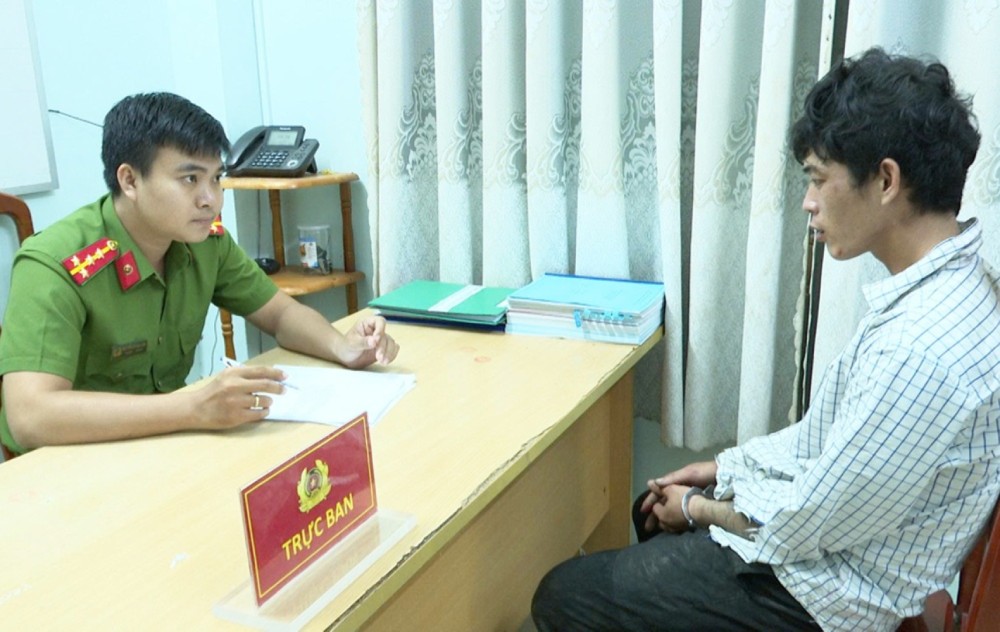 Nhị đã thực hiện hành vi cướp giật điện thoại của người phụ nữ đang lái xe trên đường. Ảnh: Nghiêm Túc