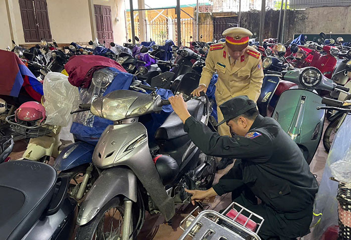 Checking the parking lots, the authorities discovered many vehicles of students hiding weapons. Photo: Traffic Police Department