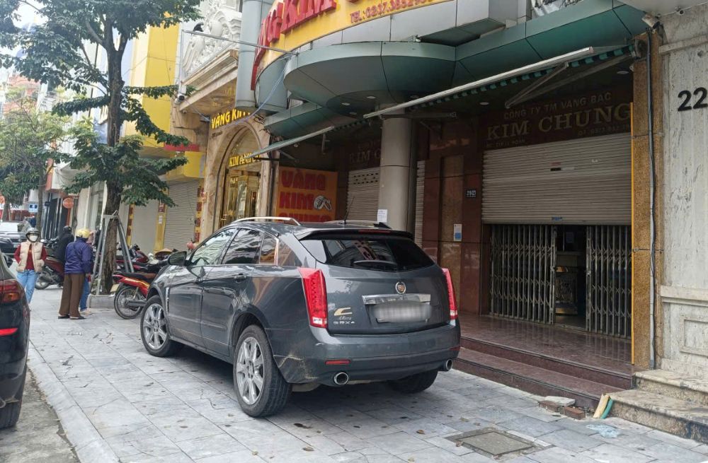 Cac tiem vang dong cua, dan bien xin nghi ban hang trong sang ngay 5.11. Anh: Quach Du