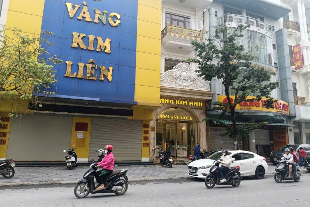 Nhieu tiem vang noi tieng o xu Thanh dong cua nhieu ngay sau khi co quan cong an kiem tra, kham xet. Anh: Quach Du