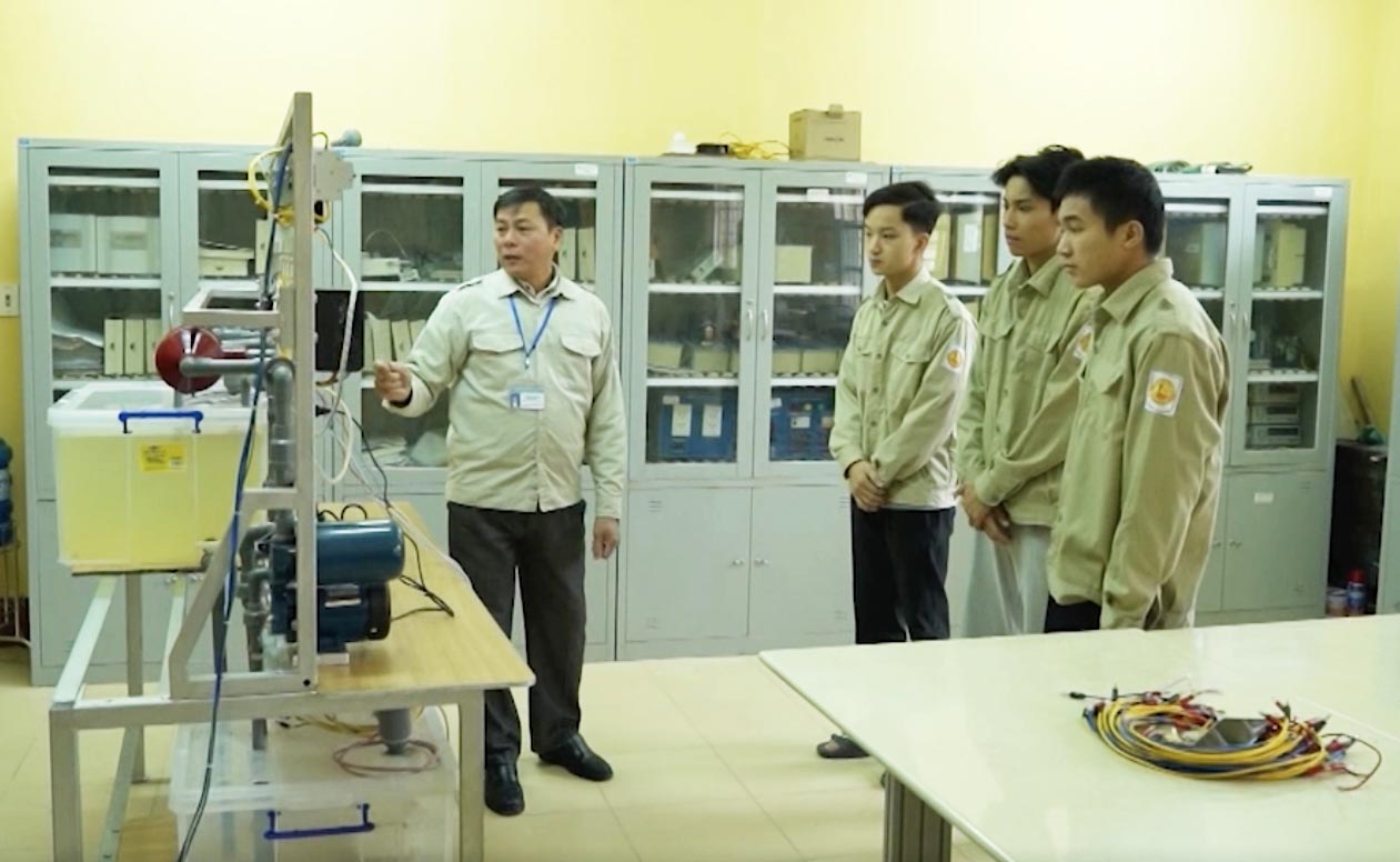 多くの貧困世帯は職業訓練や労働力輸出のための政策融資を利用でき、十分な収入を得て貧困から抜け出している。写真：ホイ・ホアン.