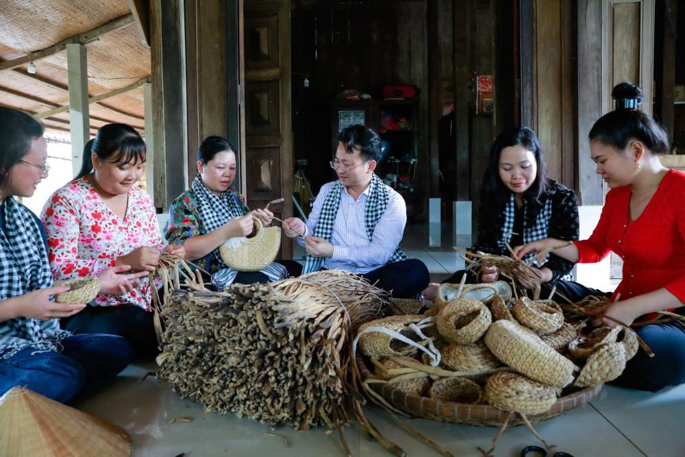 Doan tham quan cac gia dinh lam du lich tu than tren Con Ho. Anh: Ban to chuc