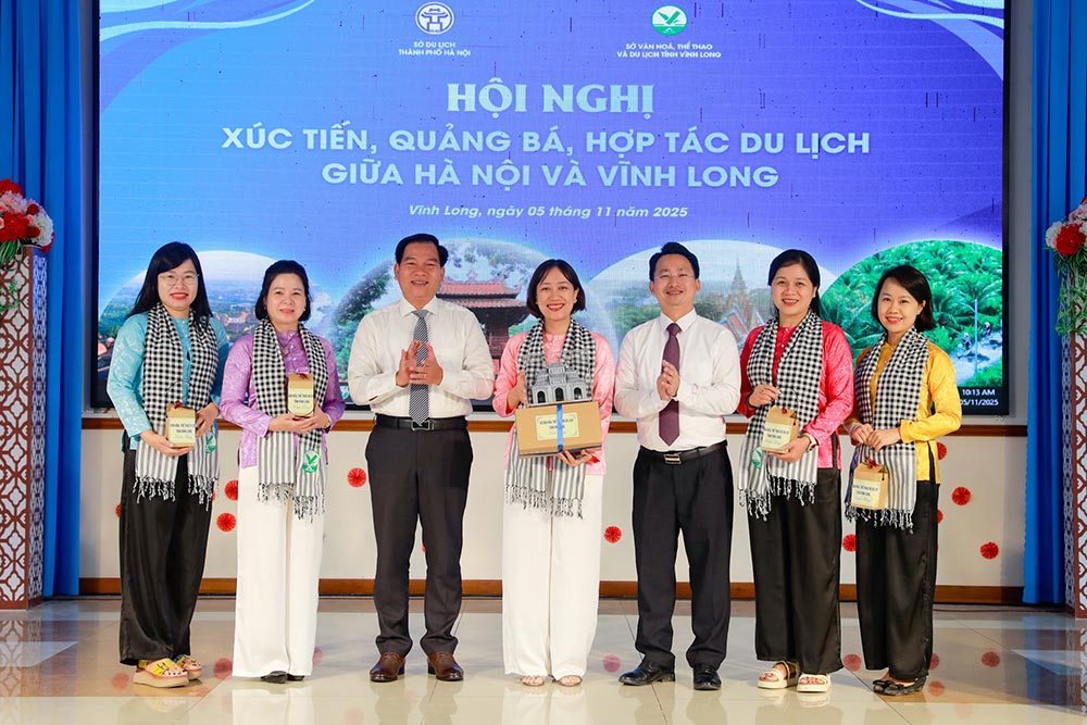 Pho Cuc truong Phan Linh Chi va doan cong tac chup anh voi Lanh dao hai dia phuong. Anh: Cuc DLQGVN