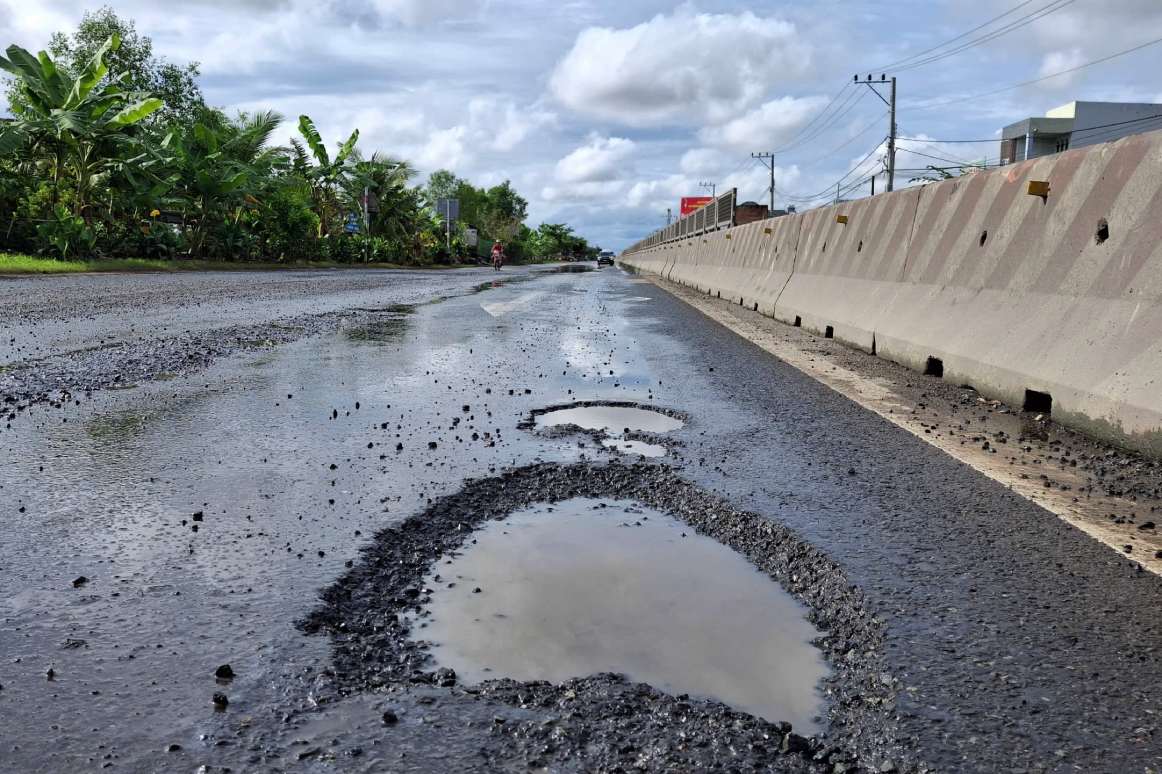 Mat duong Quoc lo 1A xuat hien o ga, o voi. Anh: Ta Quang