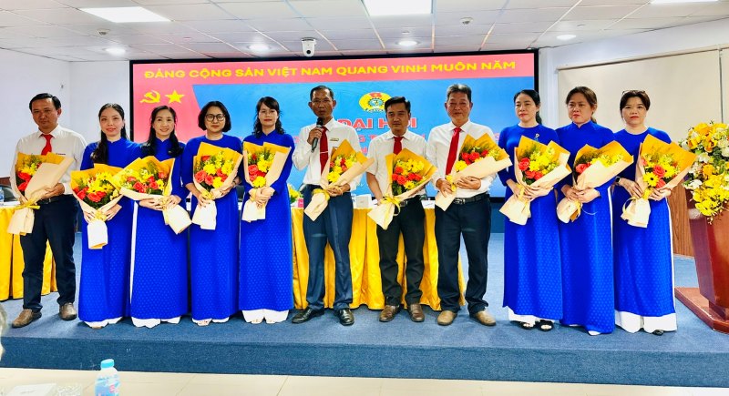 The Executive Committee of the Saigon Power Company Trade Union for the 2025 - 2030 term launched the congress. Photo: Duc Long