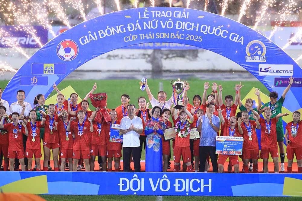 호치민시 I 여자 클럽은 전국 챔피언십 우승 후 FIFA 회장으로부터 축하를 받았습니다. 사진: 민단