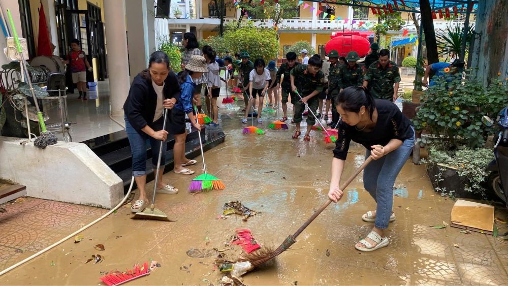 Bo doi, giao vien cung phu huynh chung tay don dep truong hoc sau lu. Anh: Phuc Dat