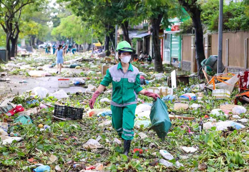 Tran lu lich su vua qua da de lai luong rac lon tren cac duong pho Hue. Anh: Phuc Dat