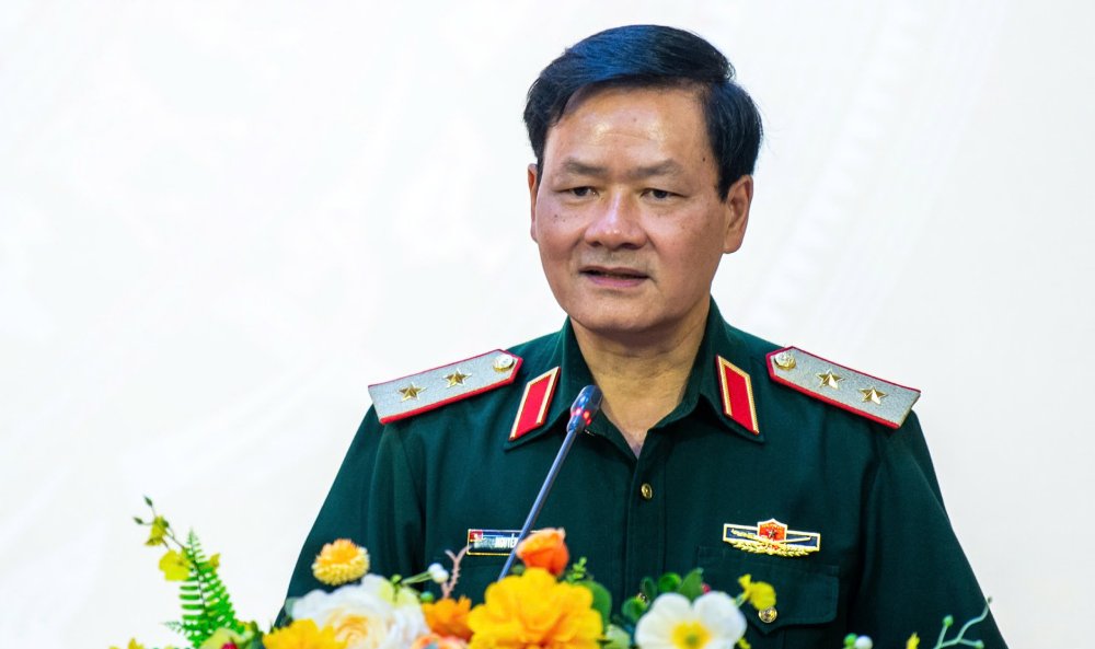 Lieutenant General Nguyen Van Duc - Director of the Propaganda Department - introduced the 2nd Vietnam - Cambodia Border Defense Friendship Exchange. Photo: Tran Vuong
