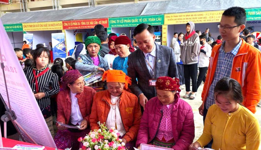 Many workers from poor households in ethnic minority areas in Tuyen Quang have been connected, creating stable jobs and income. Photo: Ha Linh.