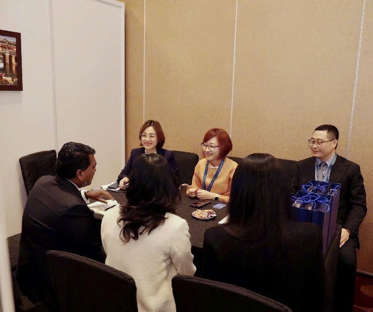 Bao hiem PVI gap go khach hang, doi tac trong phong hop rieng Hoi nghi. Anh: Thu Binh 