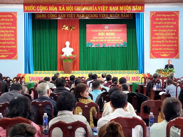 El Comite del Frente de la Patria de Vietnam de la provincia de Lam Dong organiza una conferencia para difundir y mejorar el conocimiento de la ley para mas de 150 funcionarios del frente en zonas residenciales. Foto: Thi Cuc