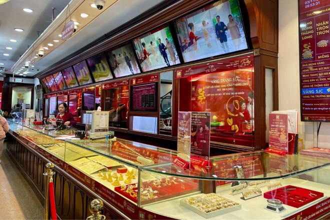 Giá vàng giảm sâu, người dân không còn phải chen chân để mua 5 chỉ
