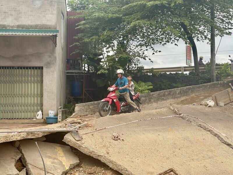 Trong khi cho con duong duoc khac phuc, hang ngay, phu huynh van phai men theo phan sot lai cua con duong de dua don con den truong. Anh: Gia Khanh