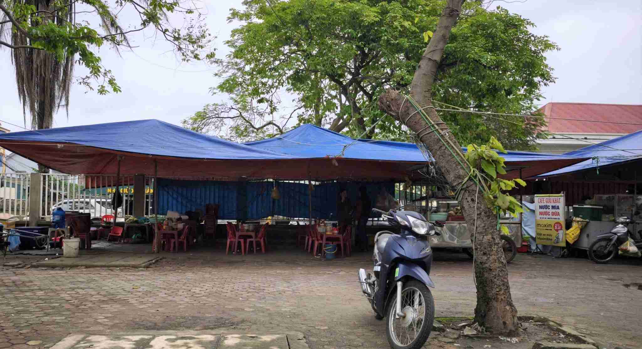 Cac ho dan lan chiem via he duong Nguyen Phong Sac de kinh doanh. Anh: Quang Dai