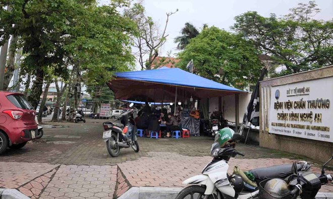 Nhiều hộ dân liên tục lấn chiếm vỉa hè trước cổng bệnh viện, xử lý xong lại vi phạm