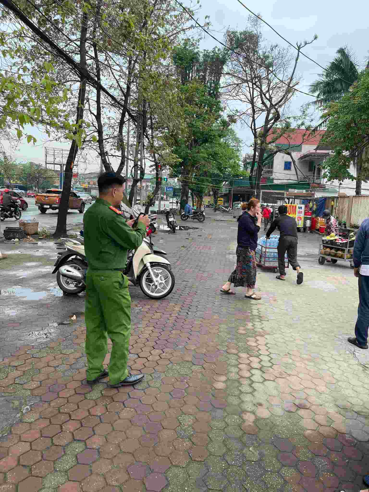 Co quan chuc nang phuong Truong Vinh tien hanh xu ly cac ho dan lan chiem via he duong Nguyen Phong Sac ngay 28.10.2025. Anh: Quang Dai