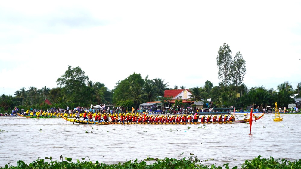 Los equipos de carreras de ghe ngo compiten animadamente. Foto: Xuan Nhi