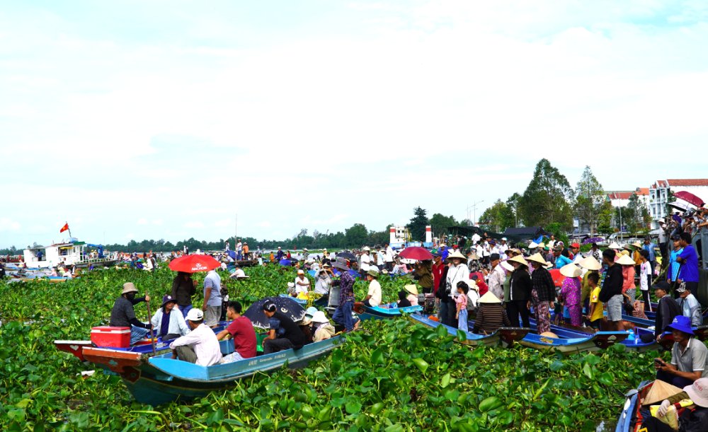 Nguoi dan, du khach khong chi dung tren bo ma con xuong ghe co vu cho cac doi thi dua ghe ngo. Anh: Xuan Nhi