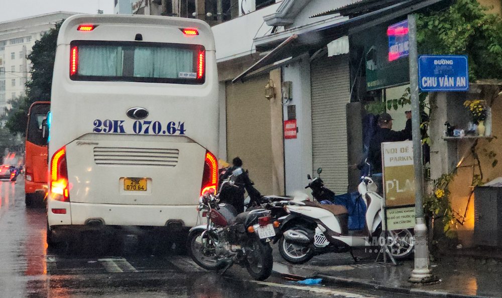 Chiếc xe của hãng Camel Travel đang đón khách và nhận chở hàng ngay tại văn phòng của nhà xe này trên đường Nguyễn Thái Học. Ảnh: PV