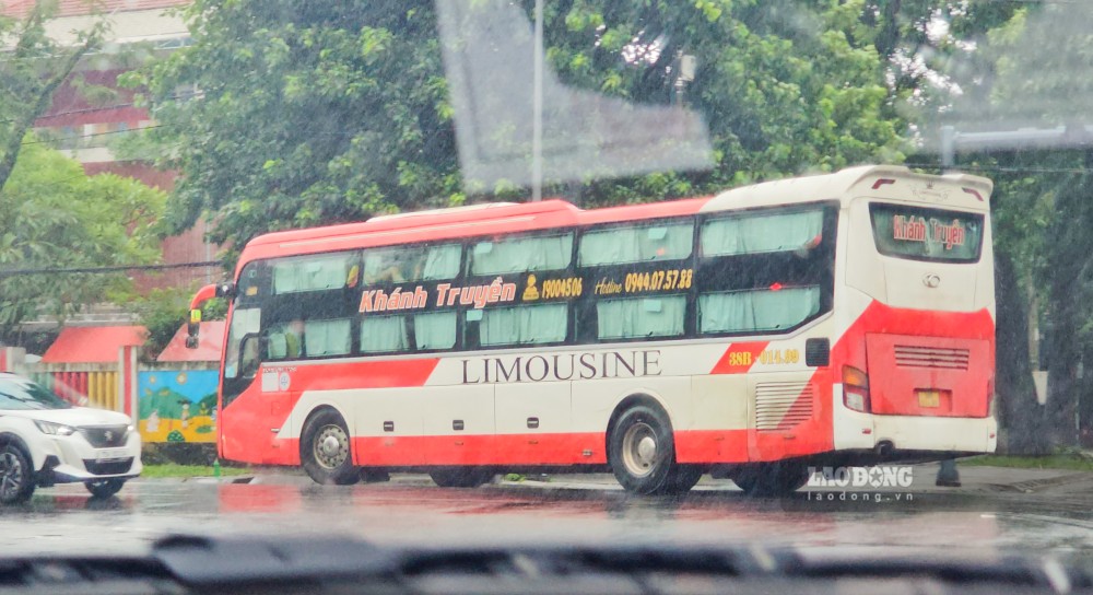 Hàng loạt chiếc xe giường nằm kích thước lớn của nhà xe Khánh Truyền vô tư nối đuôi vào trung tâm TP Huế. Ảnh: PV