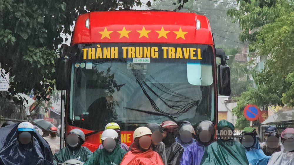 Xe của Thành Trung Travel ngang nhiên đi trên đường An Cựu khi thời điểm nước lũ đang dâng lên nhiều tuyến đường trung tâm TP Huế, người dân đua nhau chạy lũ. Ảnh: PV 