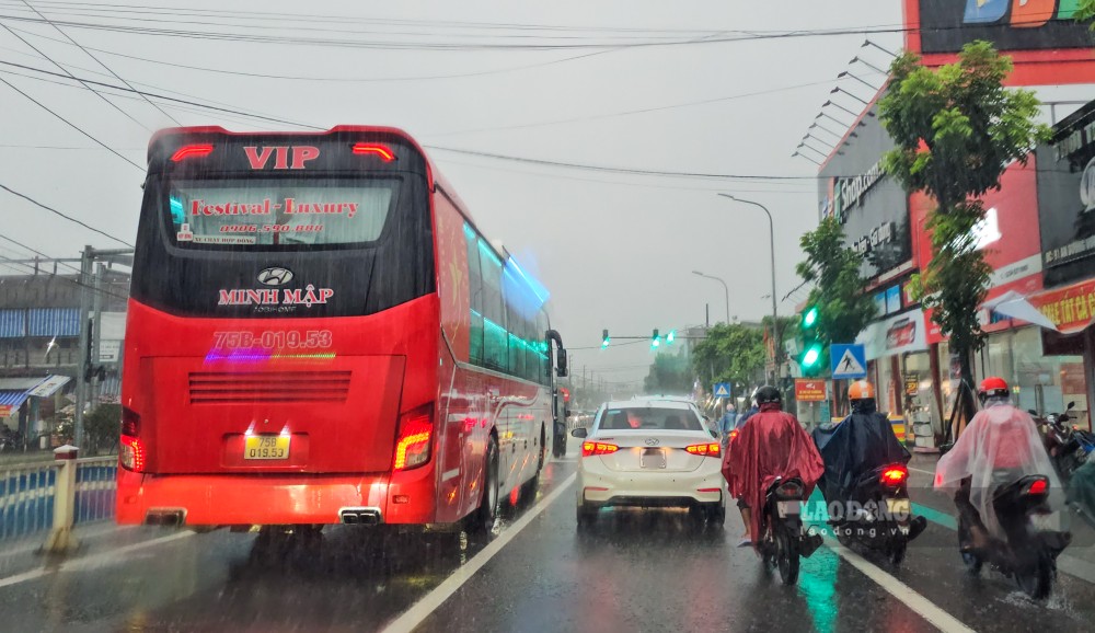 Chiếc xe “khủng” của nhà xe Minh Mập đổ bộ vào trung tâm TP Huế vào giờ cao điểm, người dâng hối hả chạy lũ. Ảnh: PV