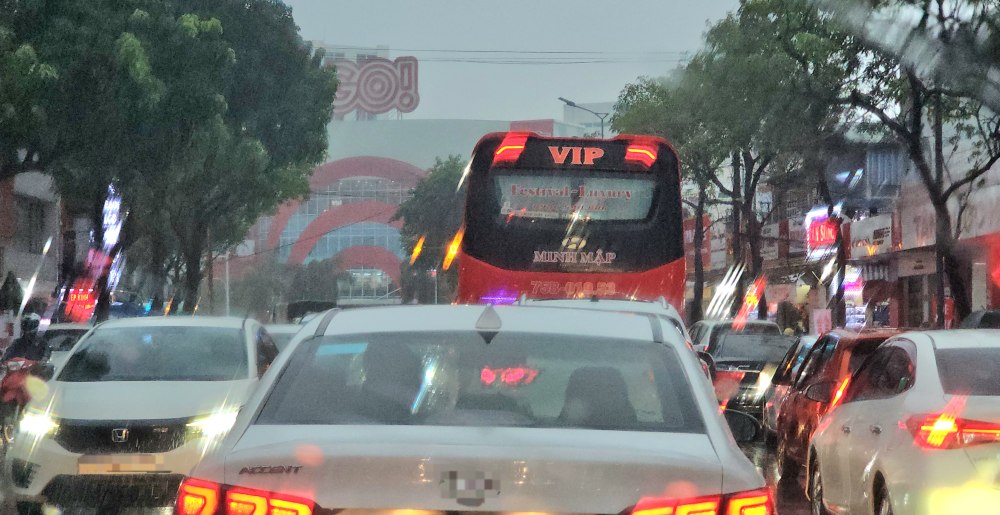 Chiếc xe “khủng” của nhà xe Minh Mập đổ bộ vào trung tâm TP Huế vào giờ cao điểm, người dâng hối hả chạy lũ. Ảnh: PV