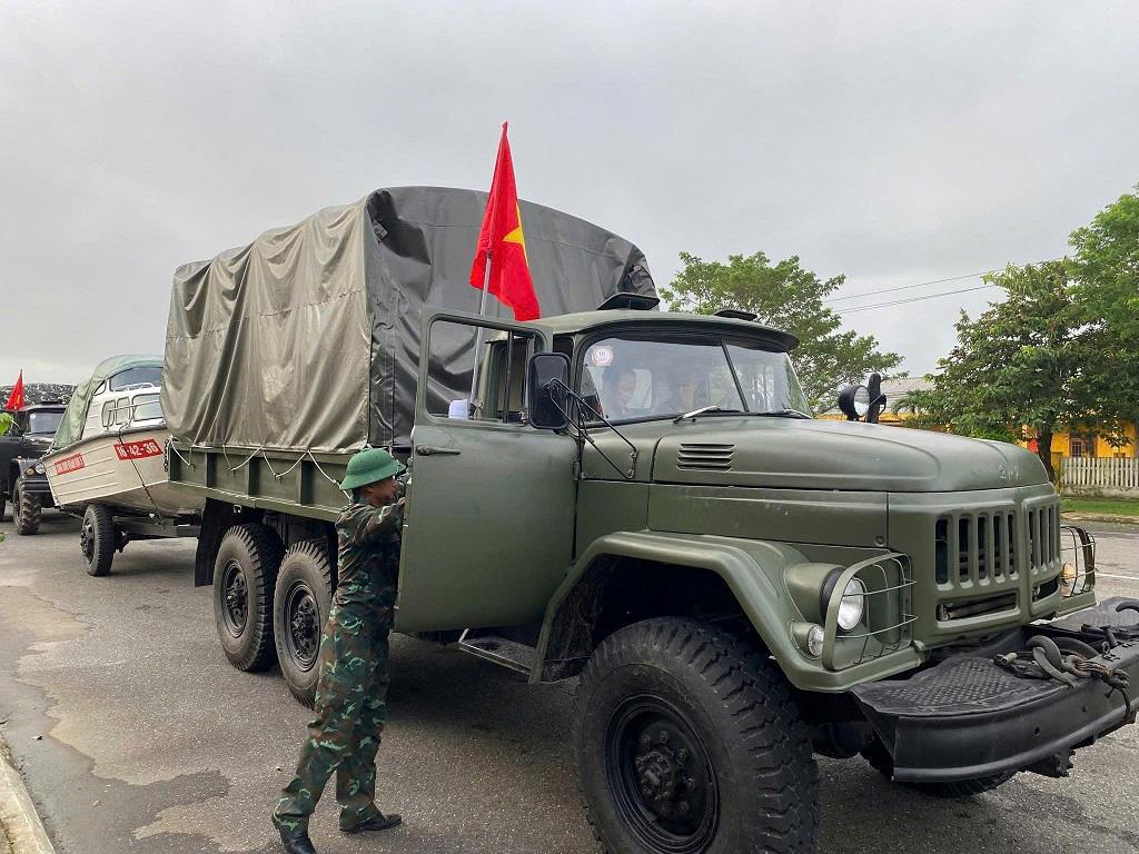 Bo Chi huy quan su tinh Quang Ngai huy dong hang nghin can bo, chien si, cung hang tram phuong tien ung truc tai cac khu vuc trong yeu. San sang ho tro nhan dan so tan... Anh: Trong Quoc