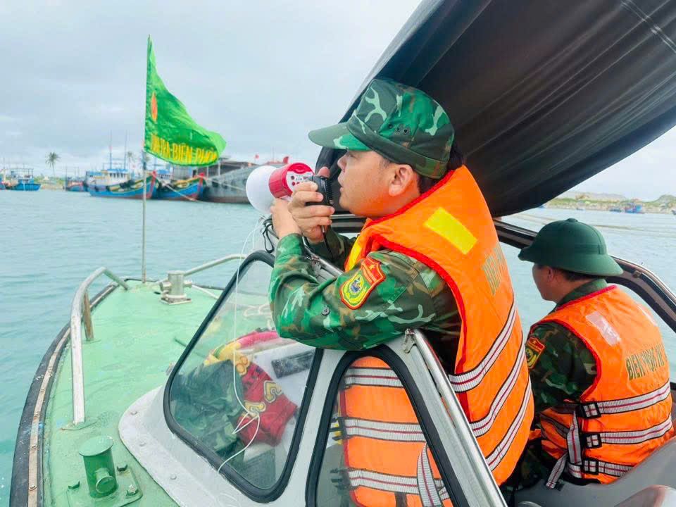 Luc luong Bien phong keu goi tau thuyen tim noi tranh tru bao an toan. Anh: Trong Quoc
