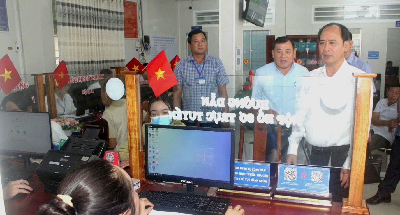 Doan cong tac Bo Noi vu kiem tra thuc te tai xa Luong The Tran, Ca Mau. Anh: Nhat Ho