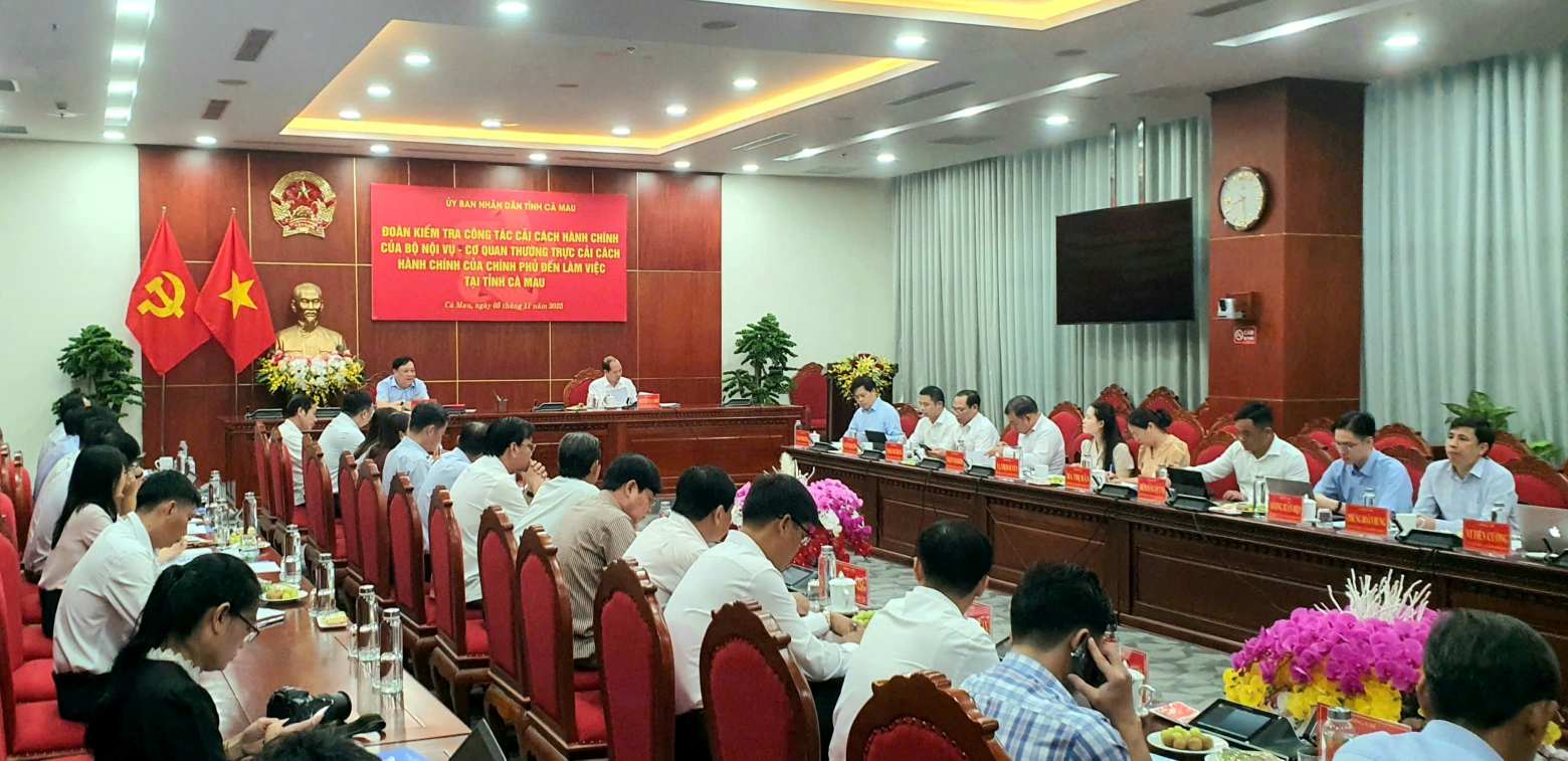 Cac thanh vien trong Doan cong tac gop y cho tinh Ca Mau ve cong tac cai cach thu tuc hanh chinh, cong tac can bo. Anh: Nhat Ho