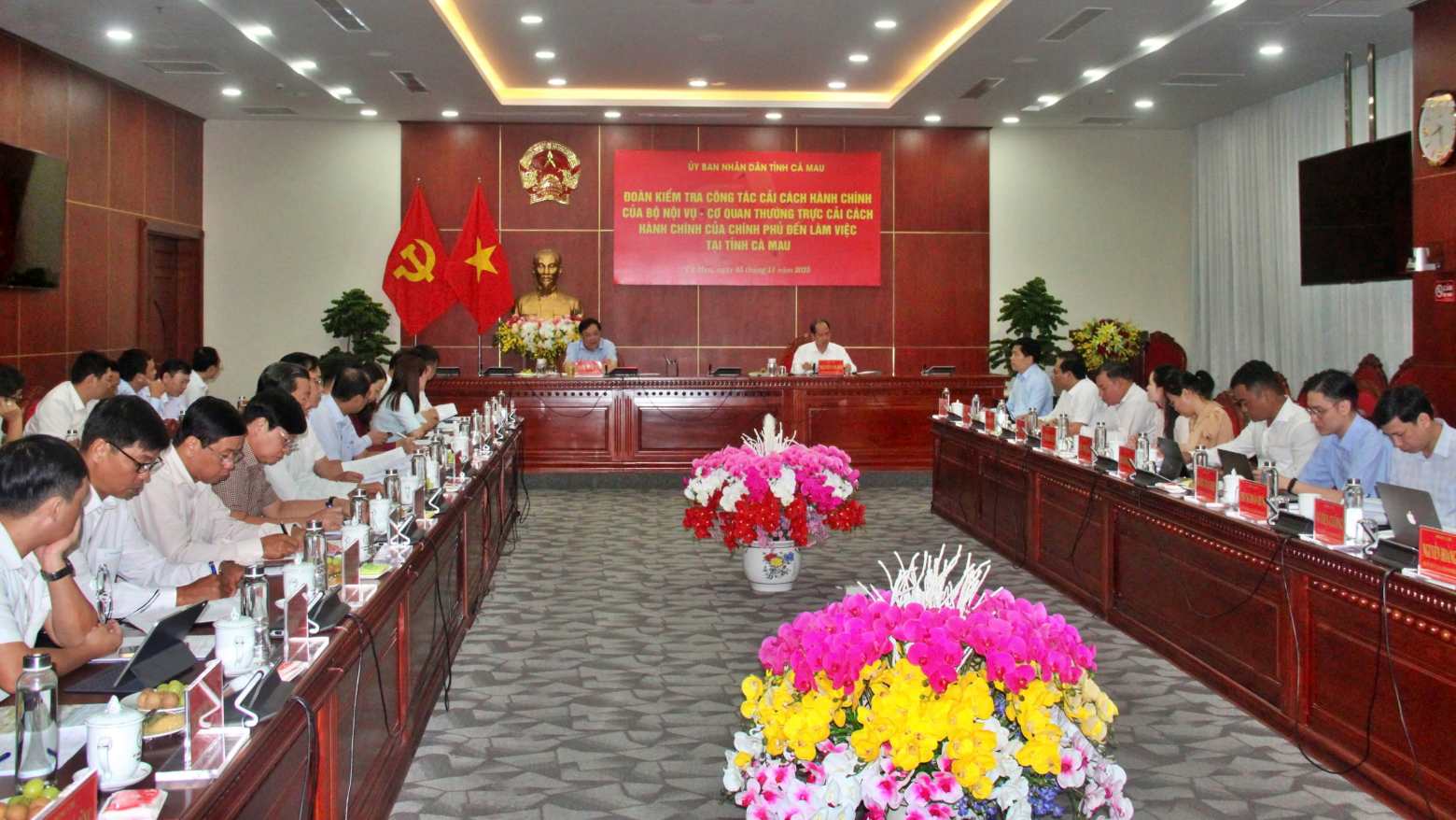 Chu tich UBND tinh Ca Mau Pham Thanh Ngai truc tiep tiep Doan cong tac. Anh: Nhat Ho