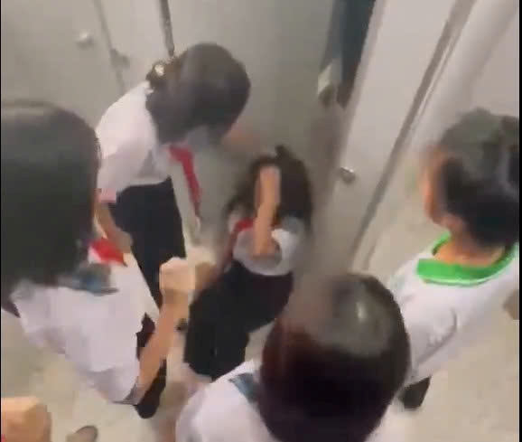 Nu sinh bi da chan thuong sau khi cac ban cung cap danh hoi dong. Anh: Dinh Trong