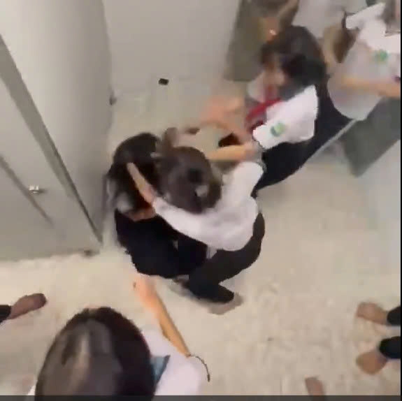 Nu sinh bi danh hoi dong tham te. Anh cat tu clip ban doc cung cap