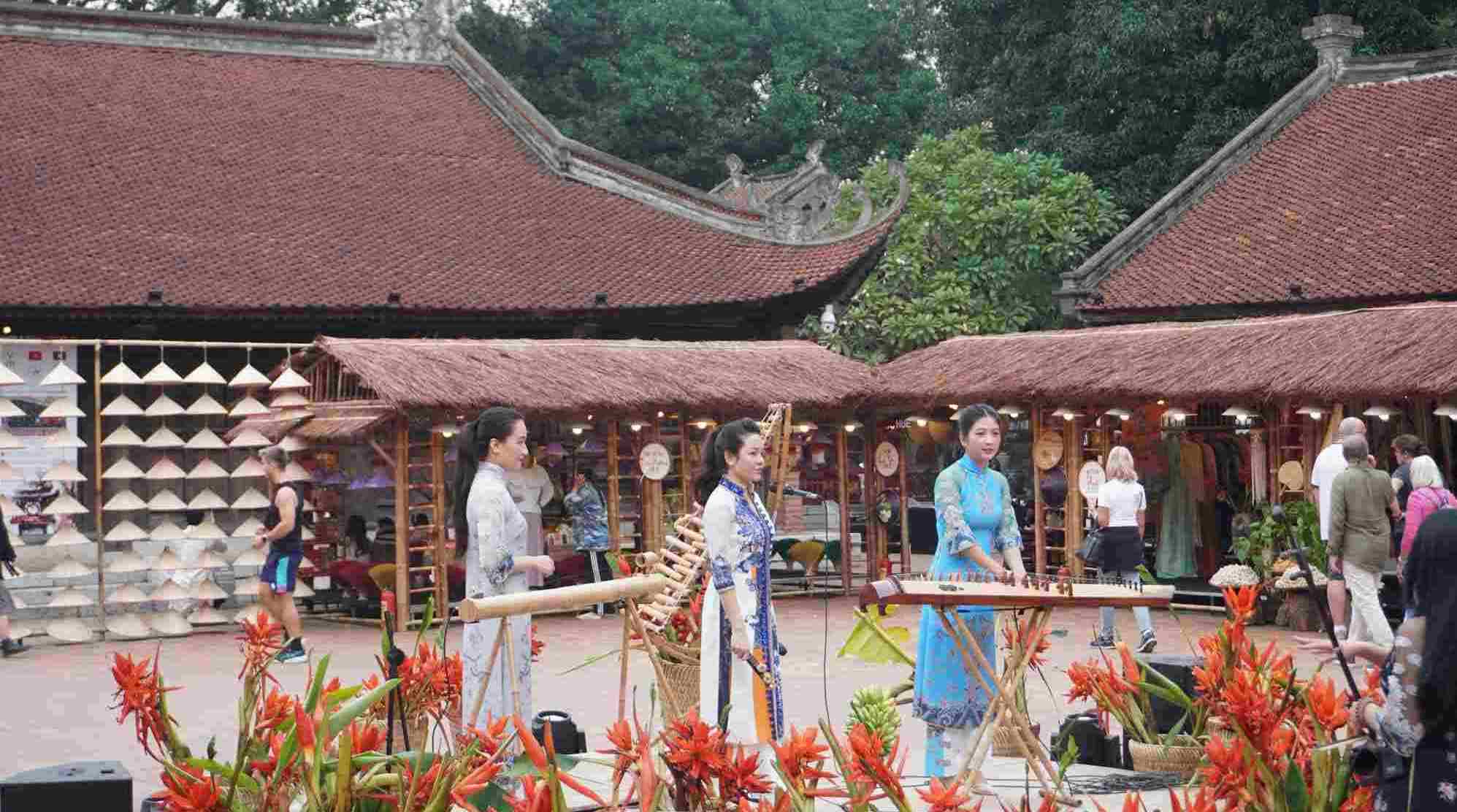 Foreign tourists reveal surprises when attending the Thang Long - Hanoi Festival for the first time 2025