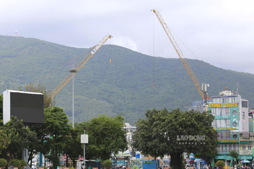 Cac can cau thap cua cac cong trinh dang thi cong o Quy Nhon. Anh: Hoai Phuong