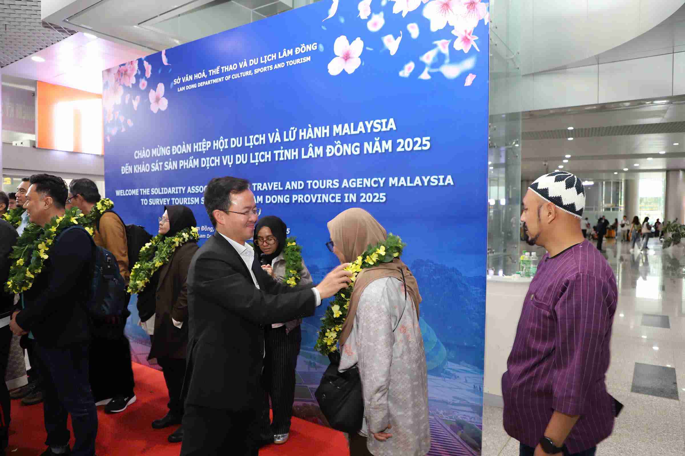 Lanh dao So Van hoa The thao va Du lich Lam Dong don doan cong tac du lich thi truong Halal trong diem den tu Malaysia tai Cang hang khong quoc te Lien Khuong. Anh: Phuc Khanh