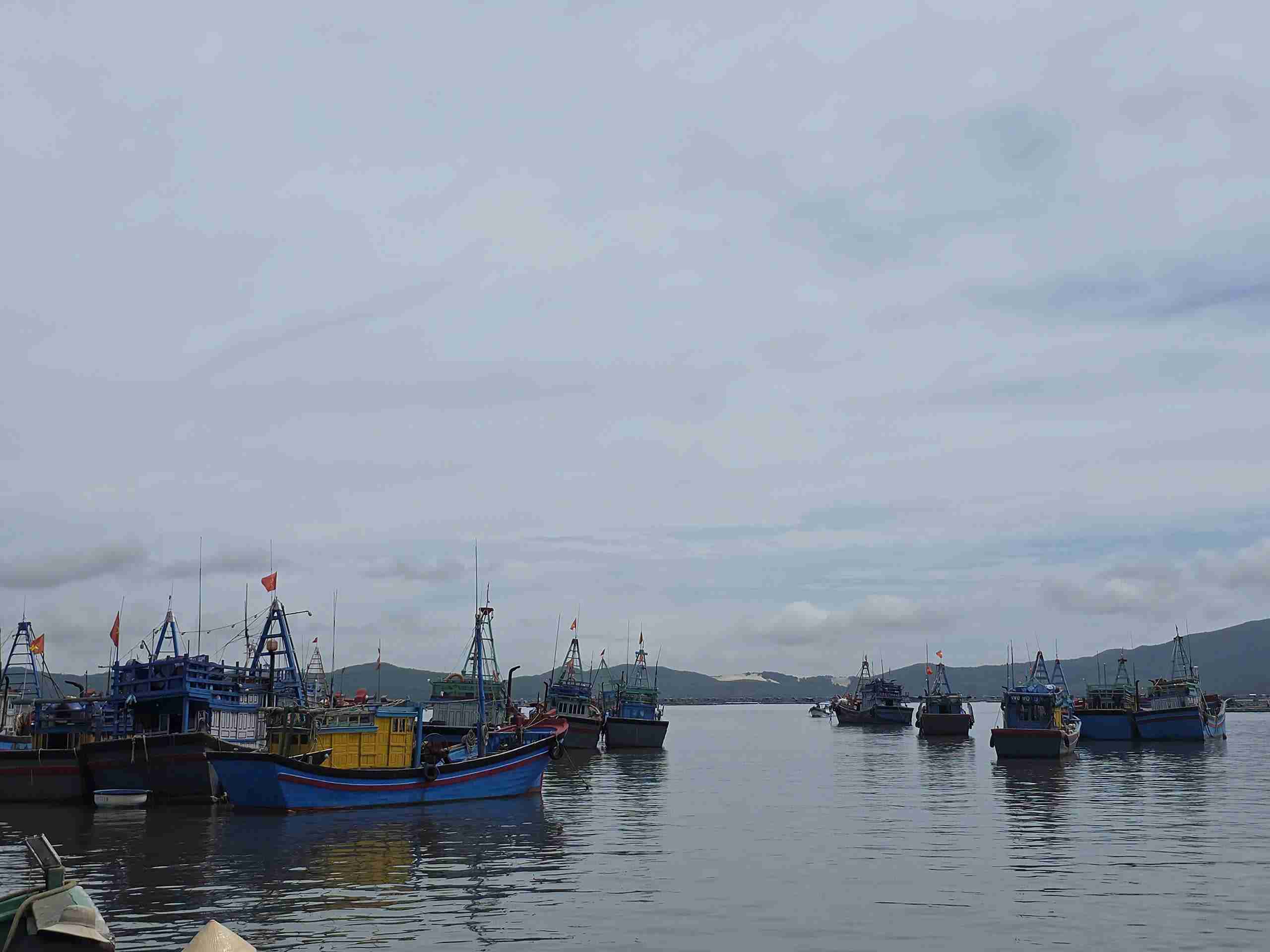 Tau thuyen da neo dau vao noi an toan de tranh bao. Anh: Minh Nguyet