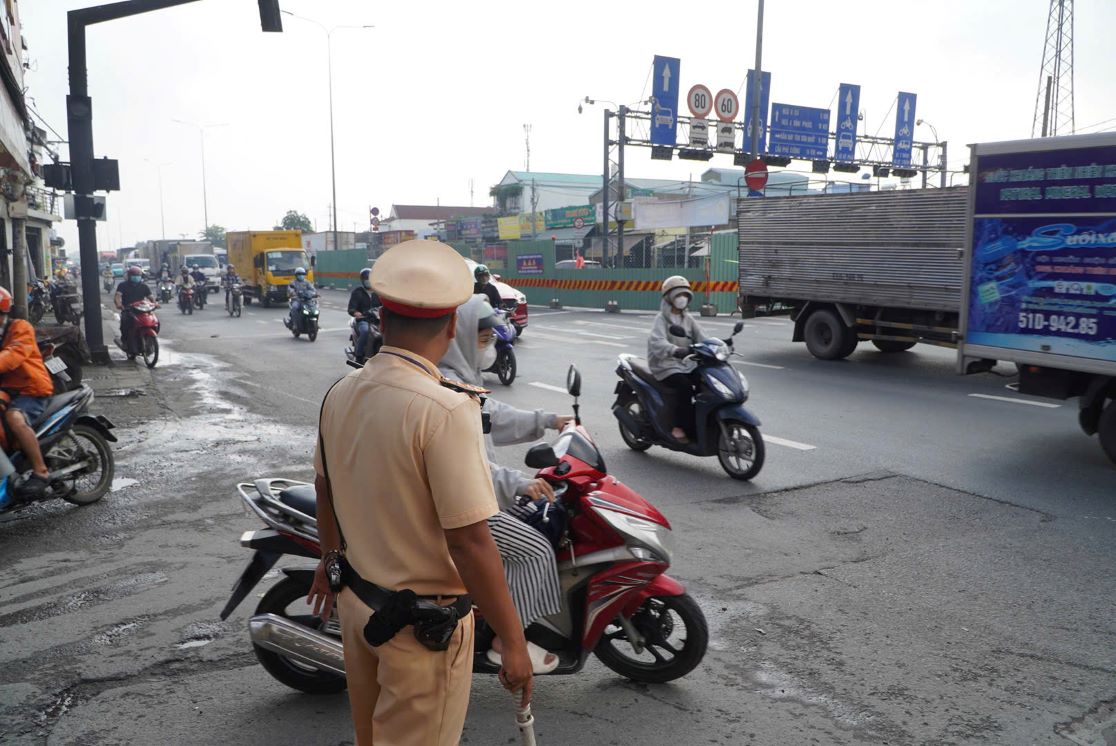 CSGT dieu tiet giao thong o nut giao Nga Tu Dinh. Anh: Nguyen Chan
