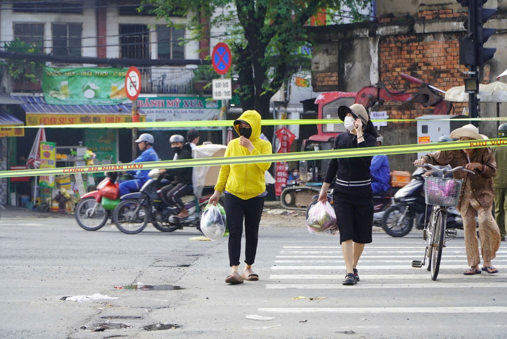 Chi nguoi di bo co the di chuyen qua duong o nut giao. Anh: Nguyen Chan