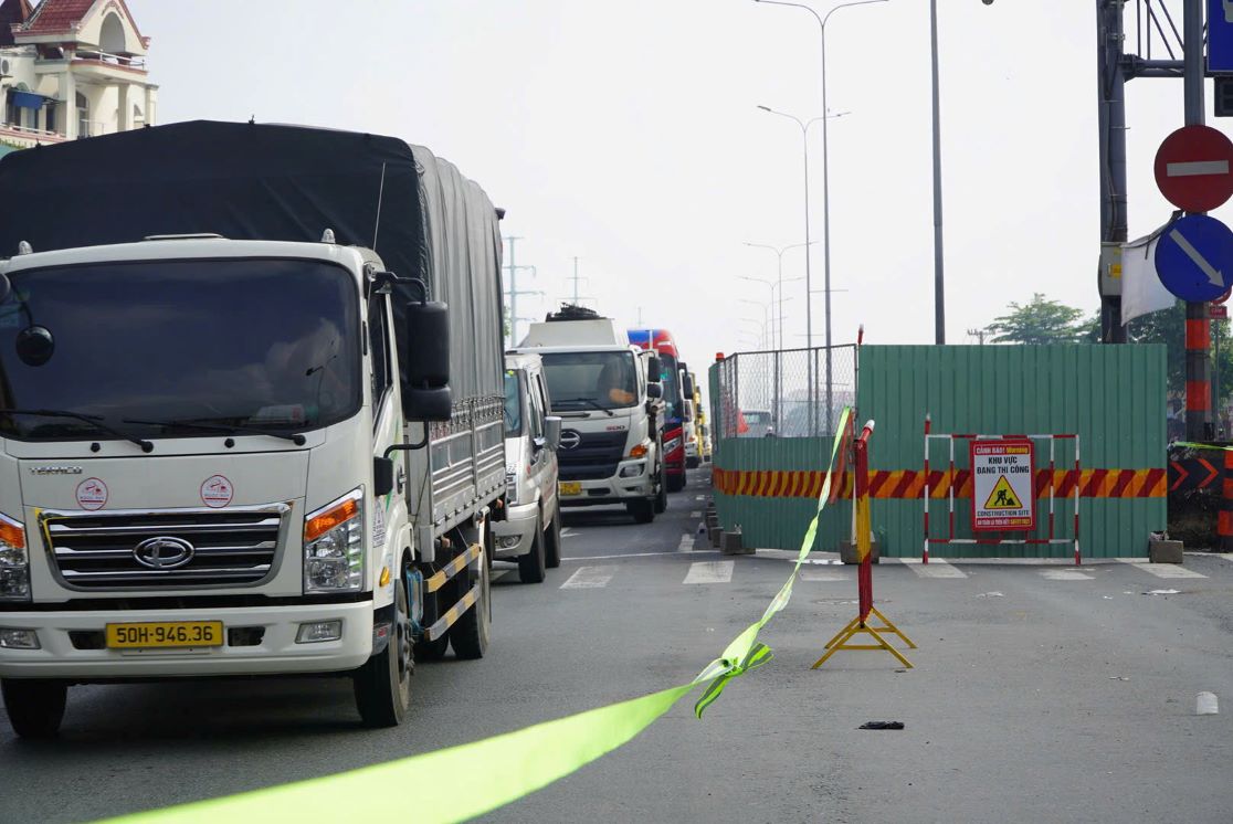 De han che tinh trang un tac, luc luong chuc nang da thuc hien cam phuong tien di chuyen qua lai giua 2 lan duong. Anh: Nguyen Chan