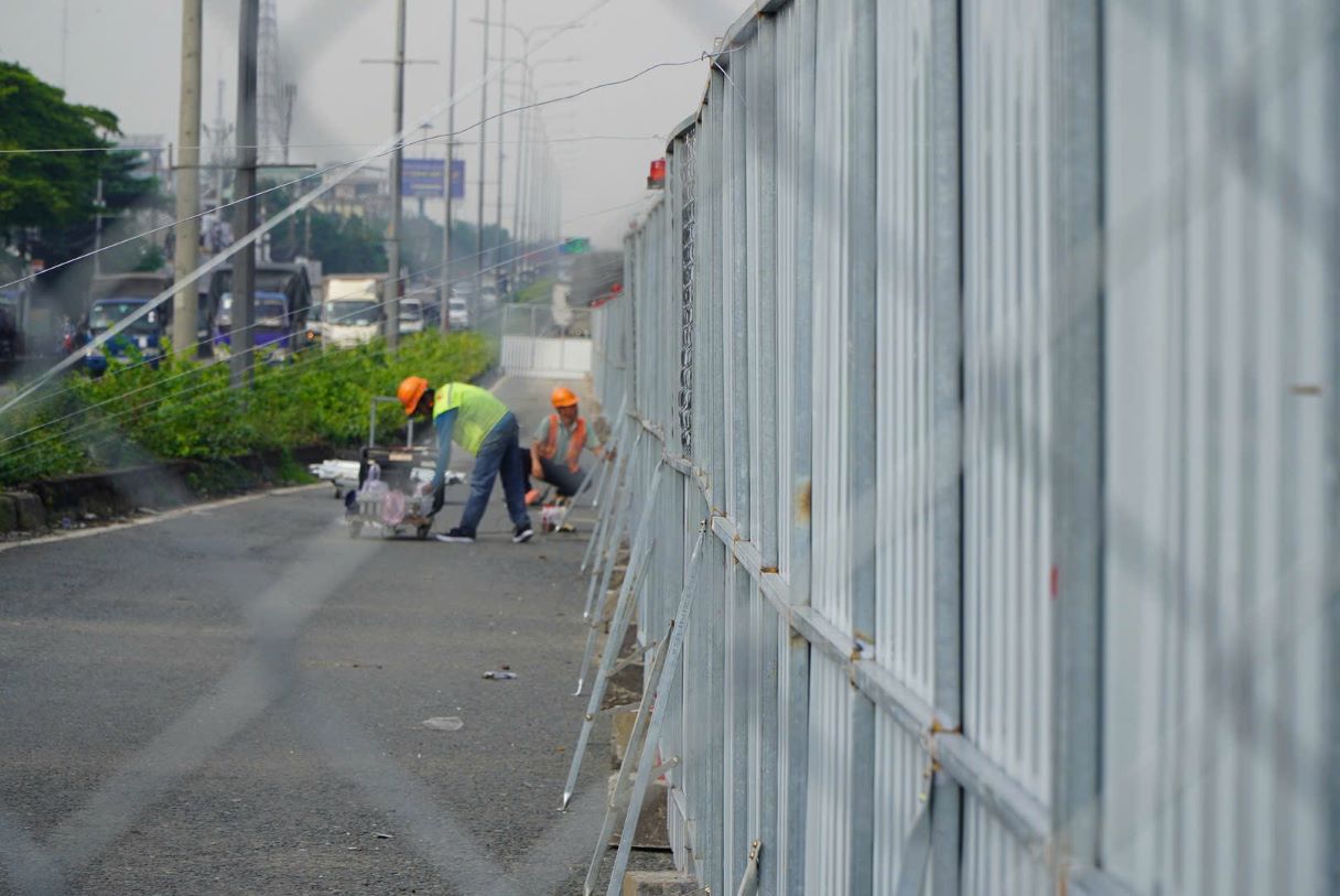 Cong nhan thi cong rao chan tai cong trinh. Anh: Nguyen Chan