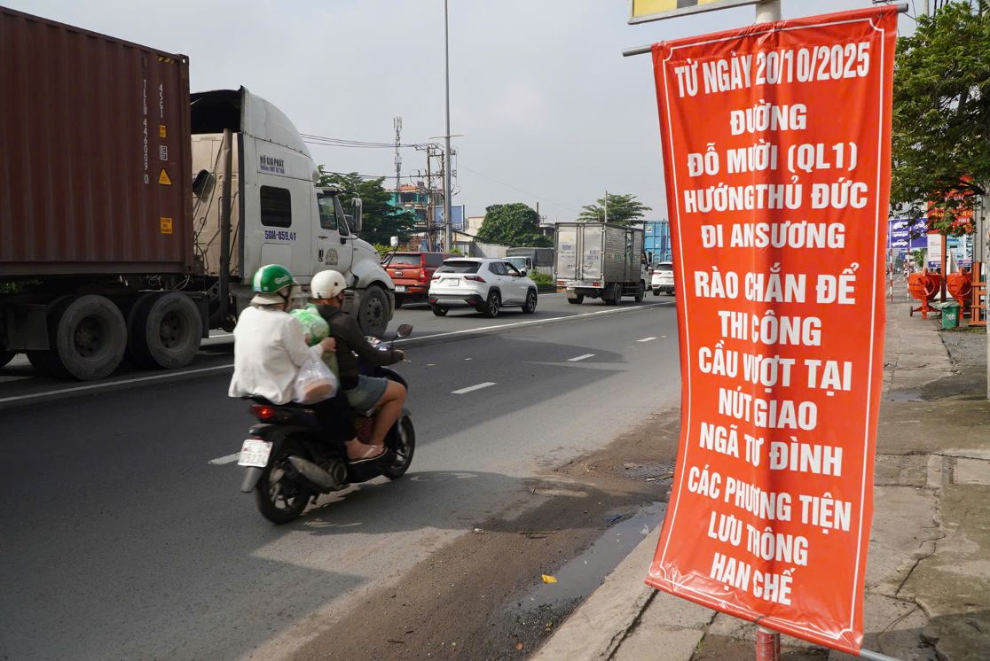 Thong bao viec rao chan mot phan duong de thuc hien thi cong cau vuot tai nut giao Nga Tu Dinh. Anh: Nguyen Chan
