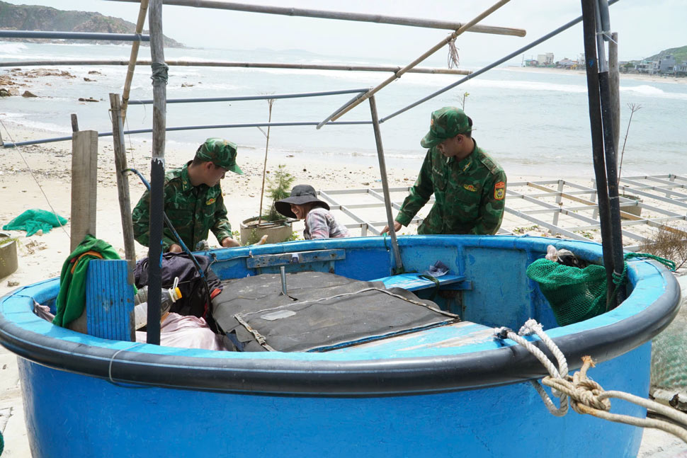 Luc luong quan doi giup ngu dan dua thuyen thung vao bo tru bao. Anh: Hoai Phuong