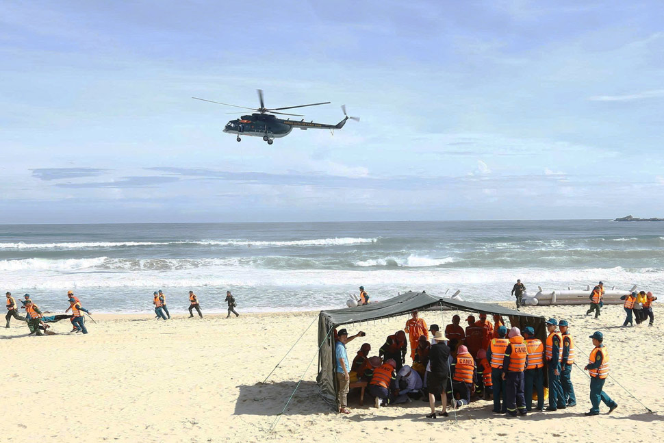 Water swimmers and helicopters are always ready to respond Mobilely when storm No. 13 makes landfall in Gia Lai. Photo: Hoai Phuong
