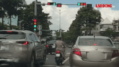 Traffic lights are chaotic at an intersection in Ho Chi Minh City. Photo: Thanh An