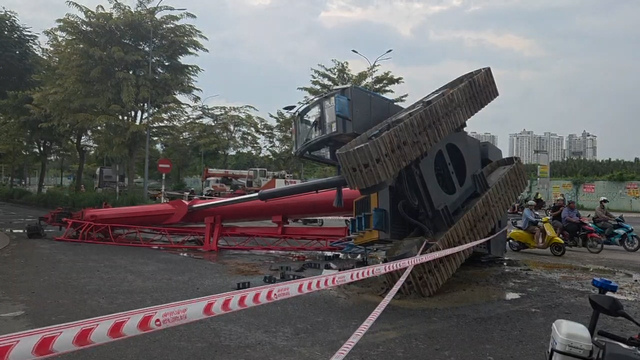 묶인 쇠사슬이 끊어져 크레인이 트럭에서 떨어지고 호치민시에서 부상자 발생